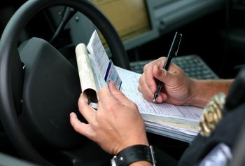 10 tys. zł kary dla 70-latki. Nagana i ostrzeżenie dla policjantów