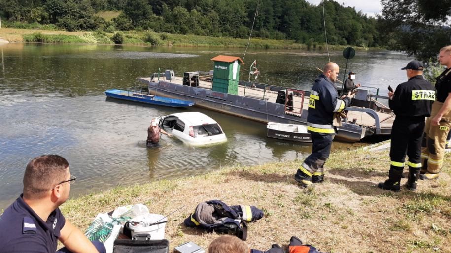 Osobowy fiat nagle stoczył się do wody