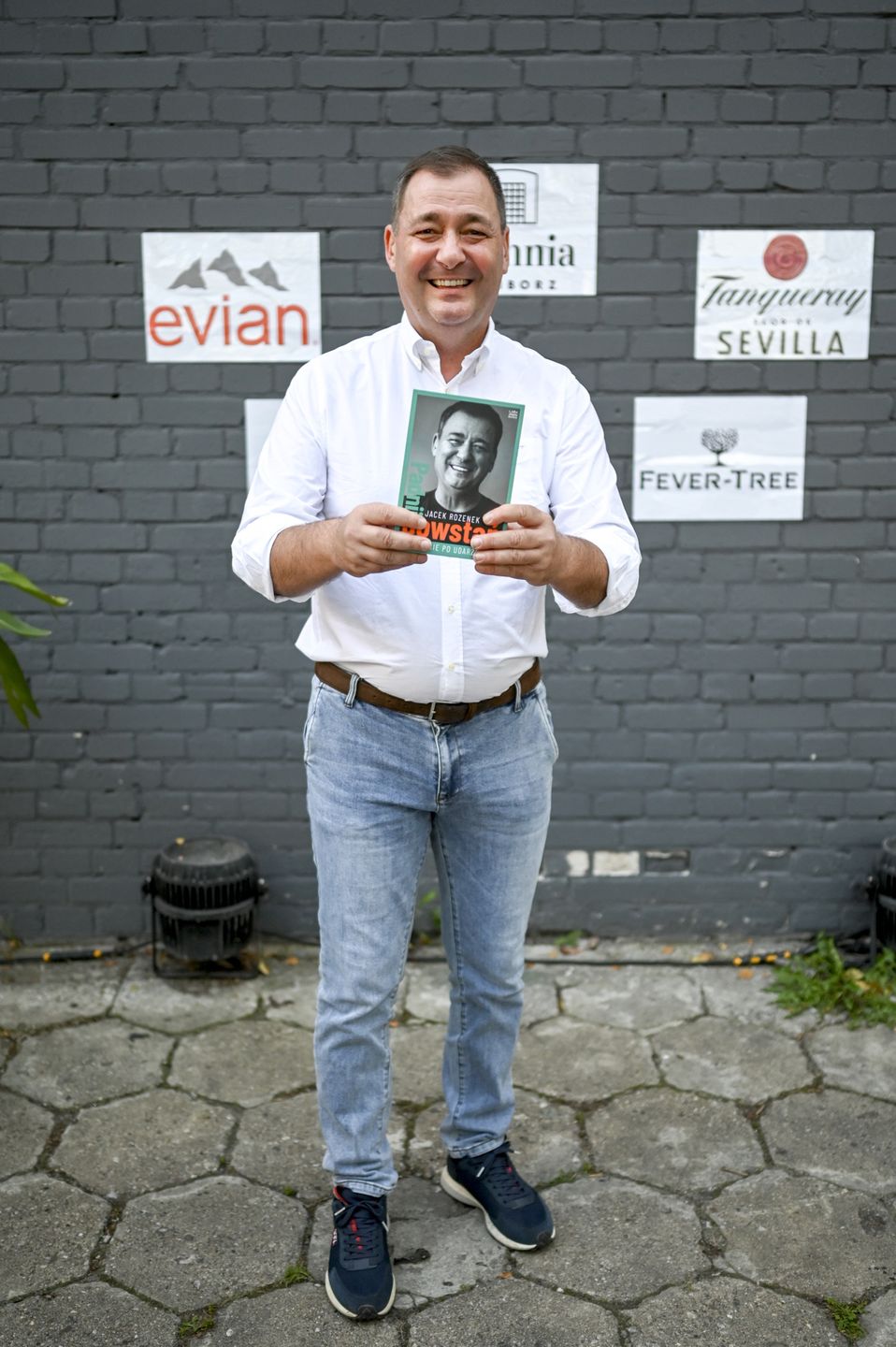 Jacek Rozenek z synami na premierze książki