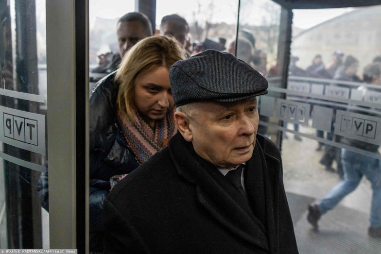 Zmiana w?adz w TVPJaroslaw Kaczynski (R), leader of the Polish Law and Justice (PiS) party, is seen as he enters the headquarters of Polish Public TV in Warsaw, on December 20, 2023. Poland's pro-EU government announced it has sacked authorities at state media outlets, widely seen as government mouthpieces during the right-wing populists' time in power. (Photo by Wojtek Radwanski / AFP)WOJTEK RADWANSKI