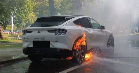 Pożar elektryka w Gdańsku. Auto zapaliło się na stacji benzynowej