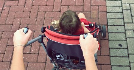 Mom shaming. Kto najczęściej krytykuje matki?