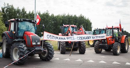 Rolnicy zablokowali ruch. Policja do kierowców: apeluję o cierpliwość