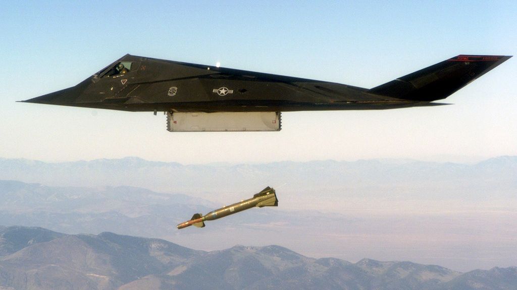 Zrzut bomby kierowanej laserowo GBU-28 z F-117