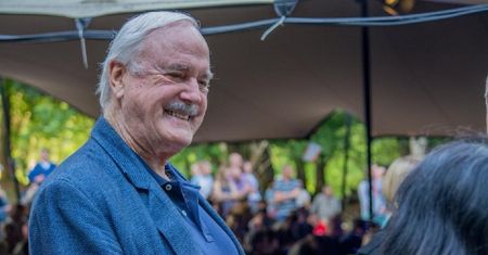 John Cleese przyznaje: jestem zaskakująco biedny!