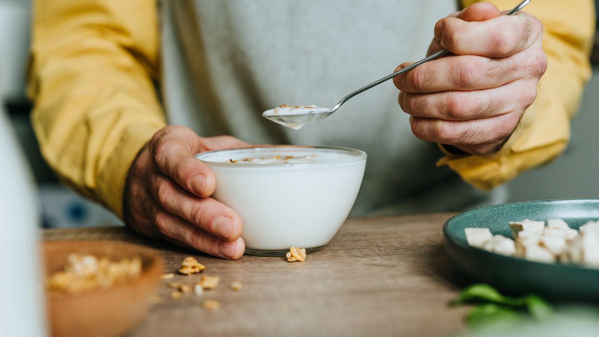 Co dodać do jogurtu, aby wzmocnić jego działanie zdrowotne? 