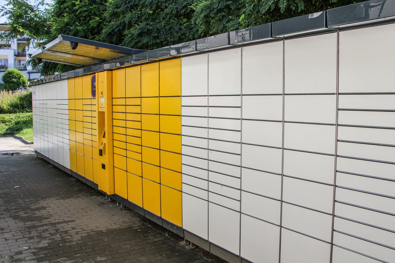 Wylewała się z paczkomatu. Na miejscu pojawiła się specjalistyczna grupa