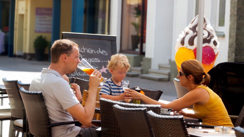 Picie alkoholu przy dziecku podczas urlopu nie jest odpowiedzialne