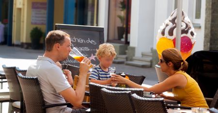 Wakacje 2020. Urlop z dziećmi a alkohol. "Popijałam bimberek, a syn na trampolinie złamał nogę"