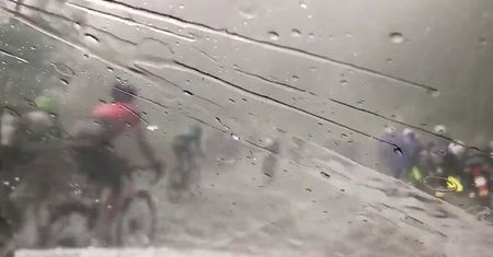 Horror we Francji. Kolarze pokazali, co grad zrobił z ich plecami. Jest też wideo