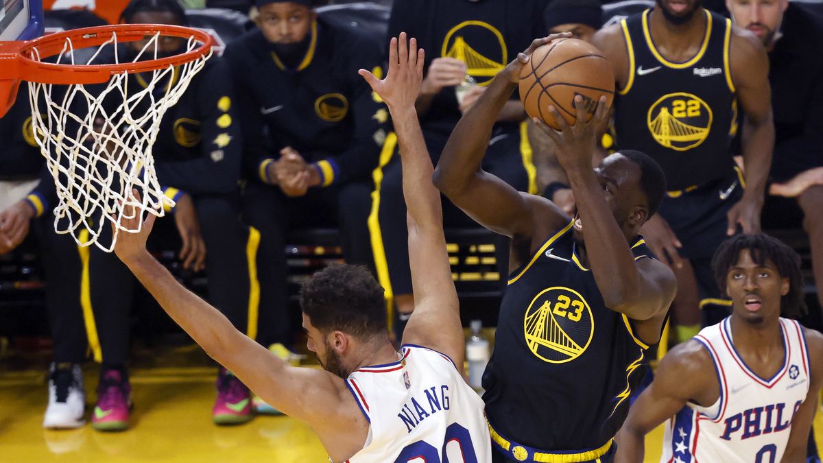 epa09601977 Golden State Warriors forward Draymond Green (C) goes to the basket while drawing a foul by Philadelphia 76ers forward Georges Niang (L) during the first half of the  NBA game at Chase Center in San Francisco, California, USA, 24 November 2021.  EPA/JOHN G. MABANGLO  SHUTTERSTOCK OUT Dostawca: PAP/EPA.