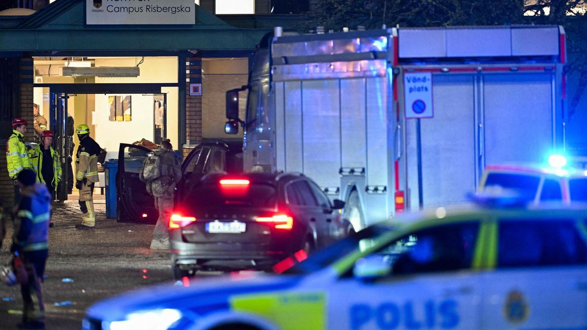 Strzelanina w szwedzkiej szkole w Orebro
Members of the emergengy services work at the scene of the Risbergska School in Orebro, Sweden, on February 4, 2025, following reports of a serious violent crime. Four people were shot at a school in the Swedish city of Orebro on Tuesday, police said while adding that a large operation was still ongoing, urging people to stay away from the area. (Photo by Jonathan NACKSTRAND / AFP)
JONATHAN NACKSTRAND