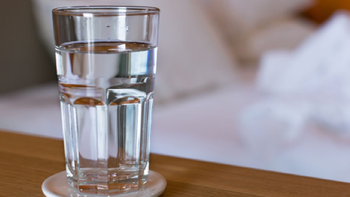 Dlaczego nie należy zostawiać szklanki wody na noc w sypialni?