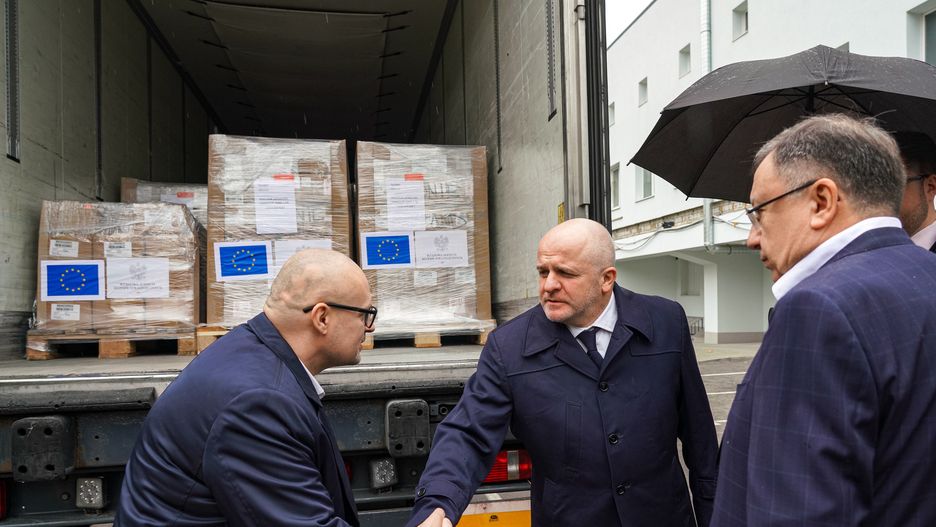 Lwów, Ukraina, 24.10.2025. Przewodniczący Rady ds. Współpracy z Ukrainą Paweł Kowal (2P) podczas przekazania pomocy humanitarnej i medykamentów dla jednego z lwowskich szpitali, 24 bm. Przekazano jedną ciężarówkę leków w ramach współpracy z Rządową Agecją Rezerw Strategicznych. We Lwowie odbywa się IV Forum Odbudowy Ukrainy PAIH ?Integracja ? Gospodarka ? Partnerstwo?. (sko) PAP/Vitaliy Hrabar