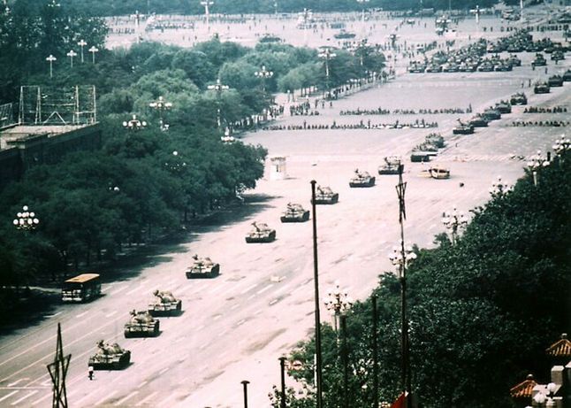 Szerszy widok na Tank Mana, czyli mężczyznę, który postanowił w pojedynkę stawić symboliczny opór komunistycznym władzom Chin na Placu Niebańskiego Spokoju w 1989 roku.