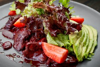 Burgundowa wątróbka to rarytas. Najlepsza w sezonie na truskawki