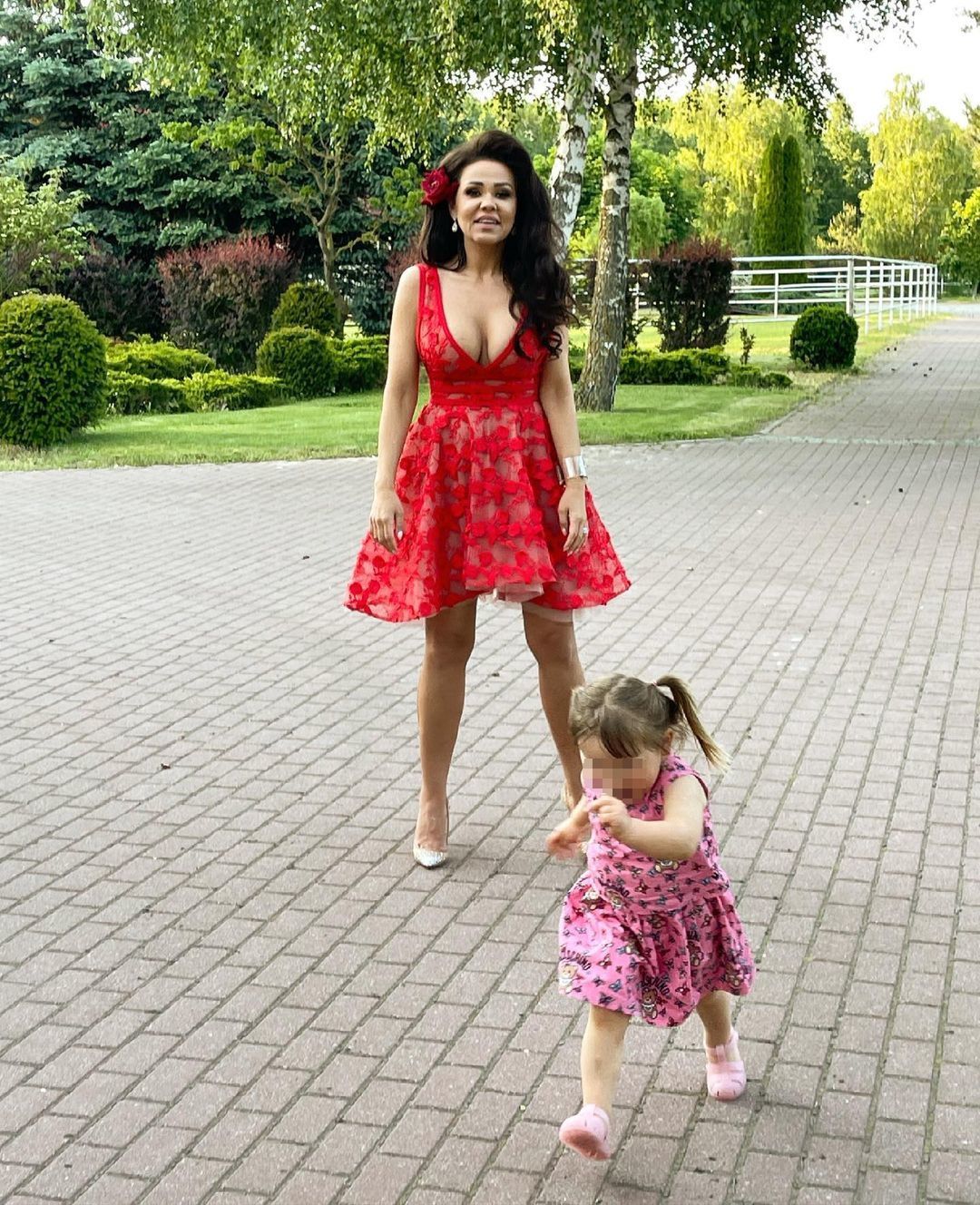 Sylwia Bomba znów wyszykowała się na wesele. Jak się prezentuje?