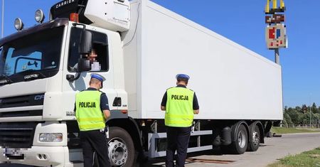 Był kompletnie pijany i przejechał tak 300 km. Na koniec złożył policjantom ofertę