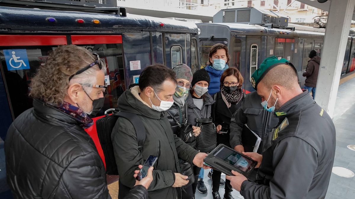Italy Tightens Restrictions On UnvaccinatedLaporta Salvatore/IPA/ABACAcovid, czwarta fala, kontrola, paszport covidowy