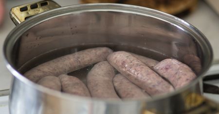 Białą kiełbasę parz w tej temperaturze. Inaczej wyjdzie gumowata, twarda i na pewno popęka