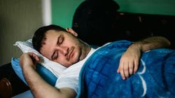 Unikaj tej pozycji snu. Powoduje ból, sprzyja opuchliźnie i zmarszczkom