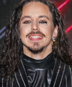 Michał Szpak wystąpił z kaczką na piersi. "Kiedyś orzeł wróci"