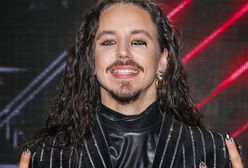 Michał Szpak wystąpił z kaczką na piersi. "Kiedyś orzeł wróci"