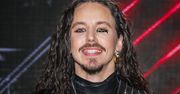 Michał Szpak wystąpił z kaczką na piersi. "Kiedyś orzeł wróci"