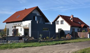 Garaże wzdłuż płotu. Rząd szykuje zmiany dla budujących domy i mieszkania