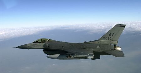 Pożar F-16. Przed lądowaniem skaził jezioro