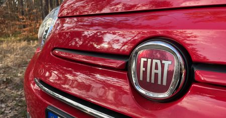Fiat 500 nie chce się zestarzeć. Dwie odsłony kultowego "klasyka"