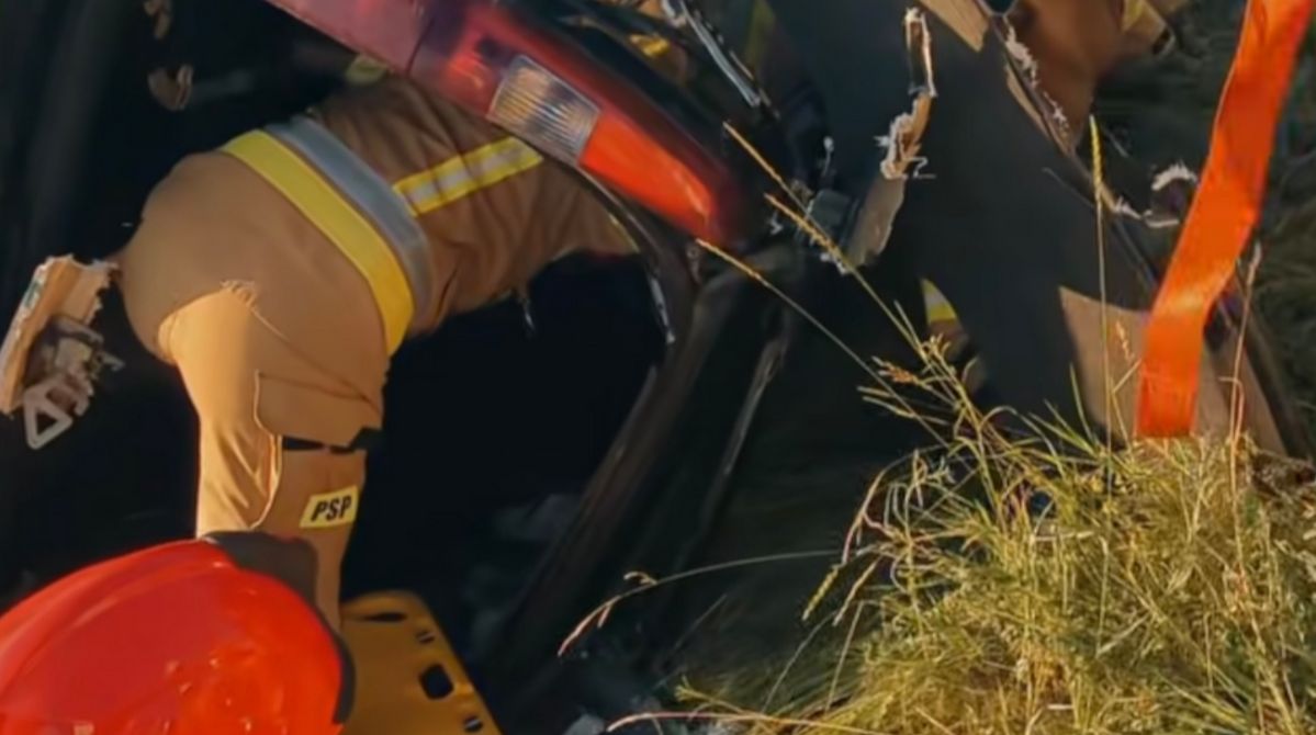 Kierujący volvo zjechał z drogi i dachował. Mężczyzna był zakleszczony w pojeździe. Do akcji skierowano śmigłowiec LPR