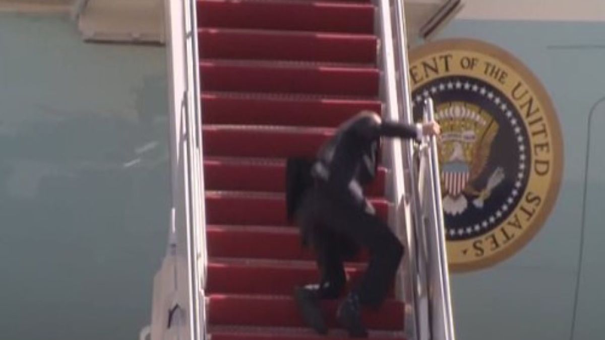 Joe Biden potknął się na schodach prowadzących do samolotu Air Force One