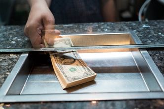 Kursy walut. Złoty dalej traci. Dobre dane makro nie pomogły