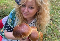 Magda Gessler pręży się na ściółce leśnej. Znalazła grzyby