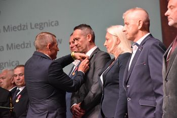 Dzień Hutnika 2025 w KGHM. Na akademii w Głogowie odznaczono blisko 70 zasłużonych pracowników