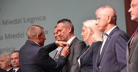 Dzień Hutnika 2025 w KGHM. Na akademii w Głogowie odznaczono blisko 70 zasłużonych pracowników