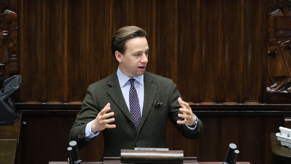 Warszawa, 22.02.2024. Wicemarszałek Sejmu Krzysztof Bosak przemawia na sali obrad Sejmu w Warszawie, 22 bm. Sejm zajmuje się informacją Prezesa Rady Ministrów w sprawie działań rządu w związku z protestem rolników w Polsce. (jm) PAP/Paweł Supernak