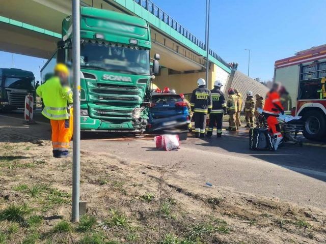 Zablokowana obwodnica Kocka po groźnym wypadku. Wprowadzono objazdy (zdjęcia)