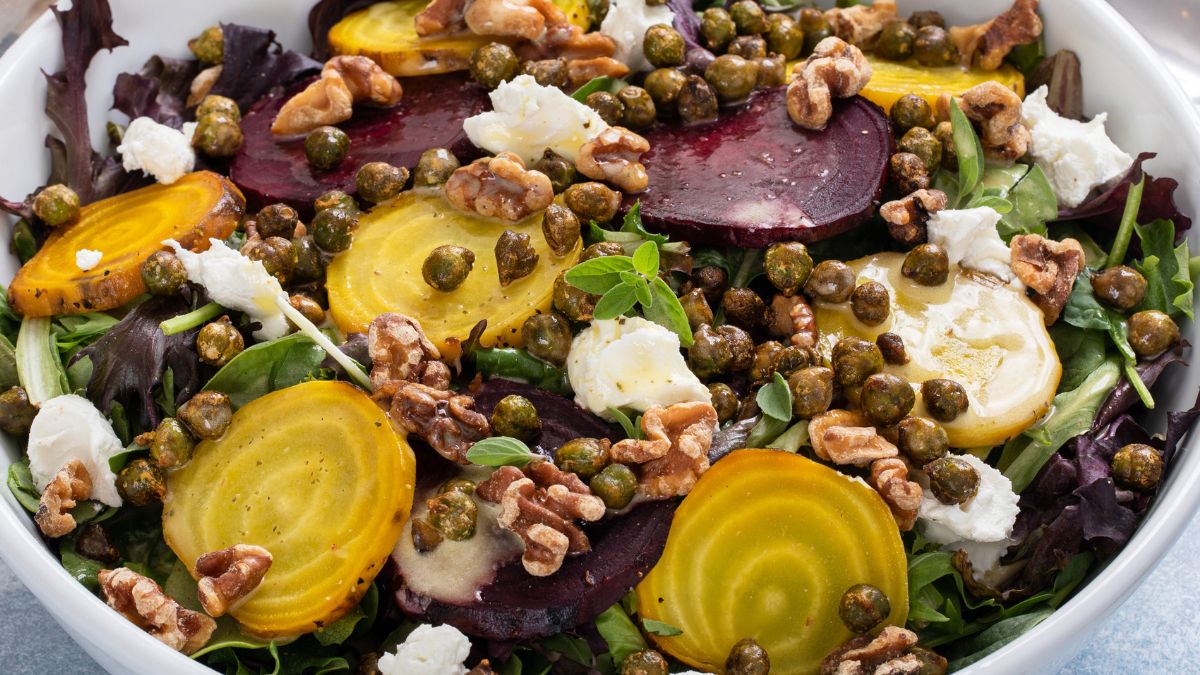 Sałatka z pieczonym żółtym burakiem, serem feta i orzechami