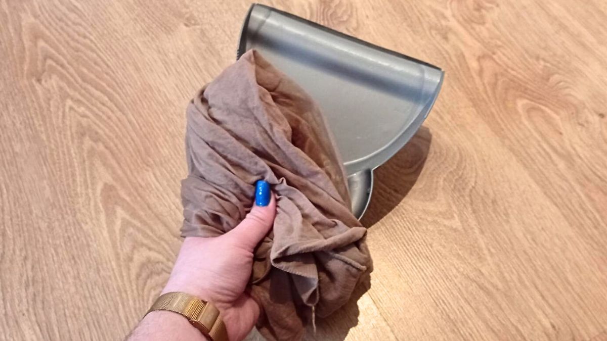 Kobieta trzyma szufelkę i rajstopy