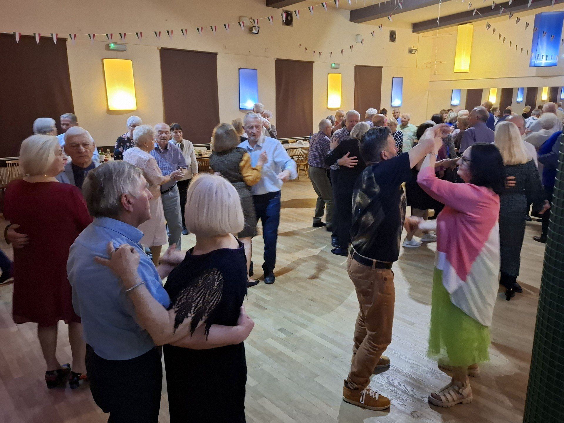 Sala DK Idalin szybko zapełniła się uczestnikami, którzy od pierwszych chwil ruszyli na parkiet w rytmie znanych przebojów.