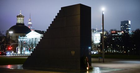 Strajk Kobiet. Zniszczono pomnik smoleński. Napis "Aborcja jest OK"