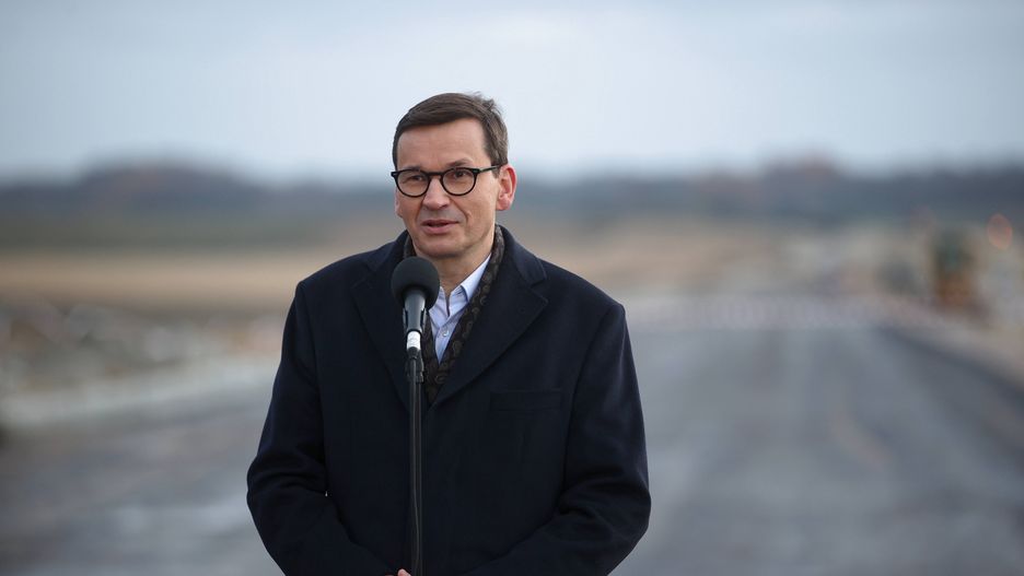 Mateusz MorawieckiMiech�w, 18.11.2021. Premier Mateusz Morawiecki podczas wizyty na budowie odcinka trasy S7 Moczyd�o-Miech�w, 18 bm. w Miechowie. (kf) PAP/�ukasz G�gulski�ukasz G�gulskibudowa, droga, infrastruktura, Miech�w, minister, S7, spotkanie, trasa, wizyta, Moczyd�o, polityk, wizyta krajowa