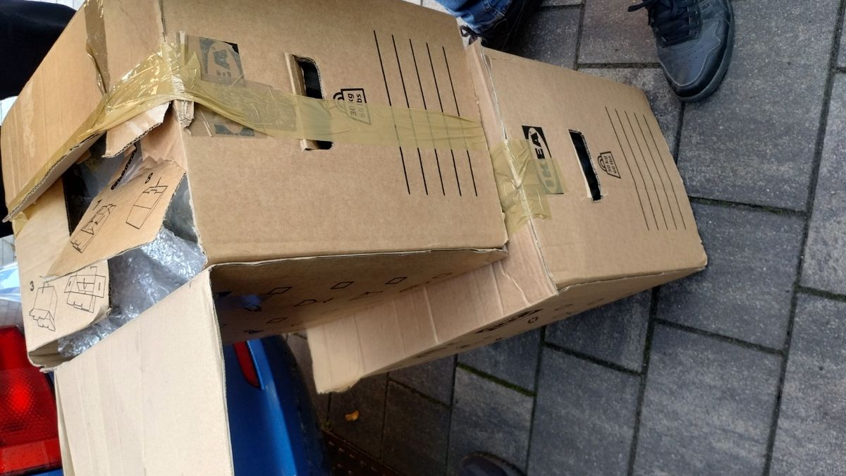 Dwaj Gdańszczanie nieśli w kartonach i torbie ponad 7 kg narkotyków.