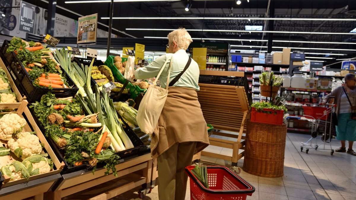 Stock BaMaFot. Bartlomiej Magierowski/EastNews. Wroclaw 3.09.2022. Zakupy spozywcze w supermarkecie Carrefour w centrum handlowym Magnolia we Wroclawiu. N/z: kupujacy przy stoisku z owocami i warzywami.Bartlomiej Magierowski