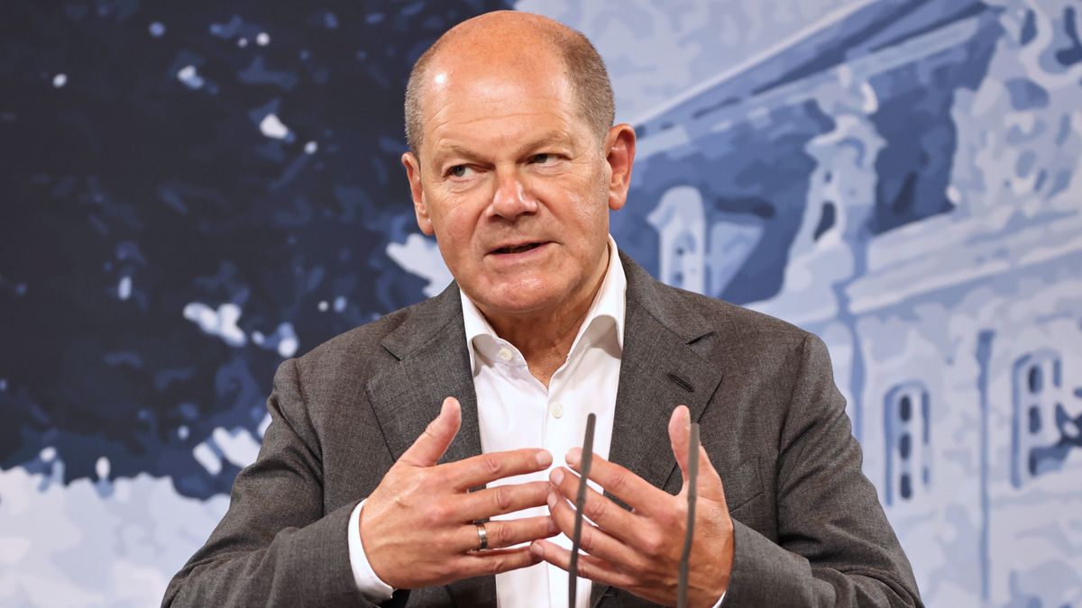 German Chancellor Olaf Scholz gestures during a press conference during a closed meeting of the German Federal Cabinet at Meseberg near Berlin, Germany, 29 August 2023. The German government meets for a two-day retreat at the guest house of the German government in Meseberg near Berlin. EPA/CLEMENS BILAN Dostawca: PAP/EPA.