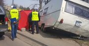 Przyczepa kempingowa odczepiła się od auta i zabiła pieszą. Tragedia w Czersku