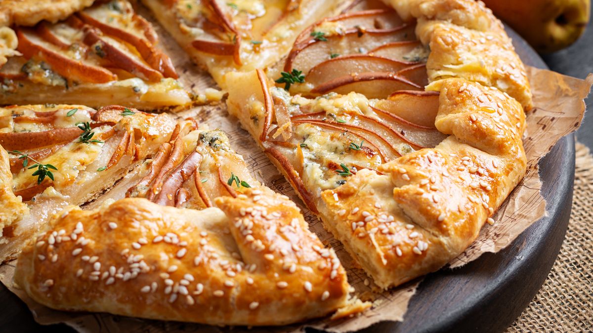 Francuska tarta z gruszka i serem pleśniowym