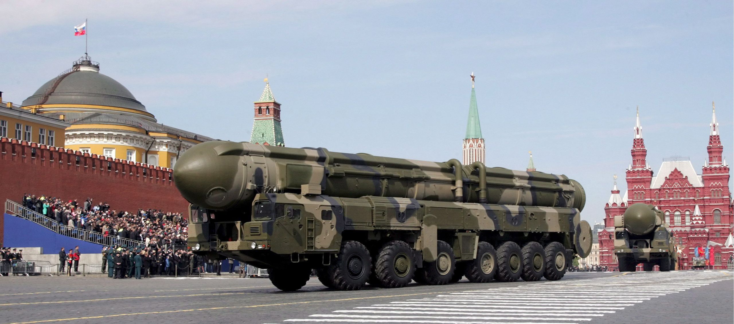 Parada wojskowa w Dzie� Zwyci�stwa w Moskwie
Moskwa, Rosja, 09.05.2008. Rosyjskie pociski balistyczne Topol-M, zaprezentowane podczas defilady na Placu Czerwonym w Moskwie, w zwi�zku z obchodami Dnia Zwyci�stwa, 9 bm. W Rosji obchodzono 63. rocznic� zwyci�stwa nad hitlerowskimi Niemcami. Odby�a si� pierwsza od ponad 17 lat defilada z udzia�em sprz�tu wojskowego. (mr) PAP/EPA/SERGEI CHIRIKOV
SERGEI CHIRIKOV